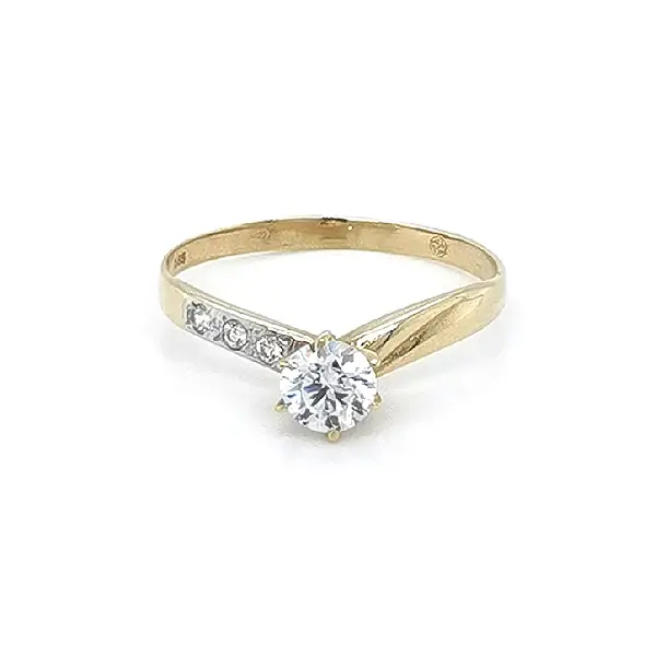 Nhẫn đính hôn với đá zircon được làm từ vàng kết hợp
