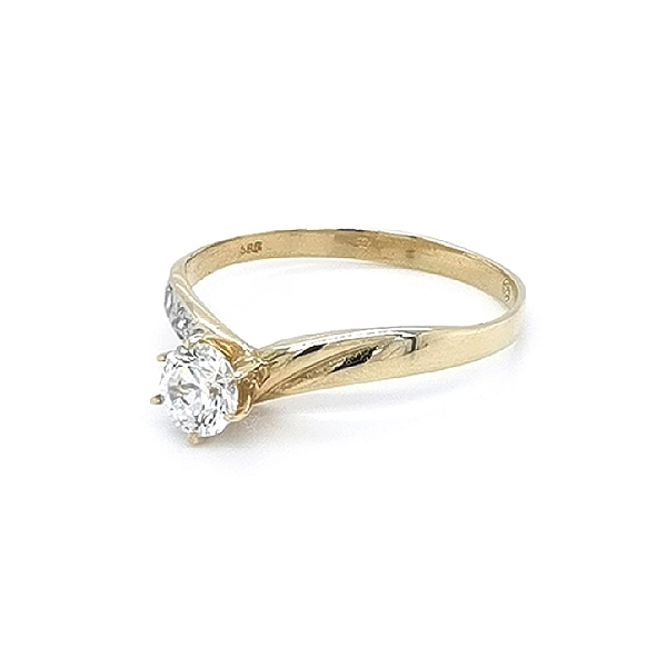 Nhẫn đính hôn với đá zircon được làm từ vàng kết hợp