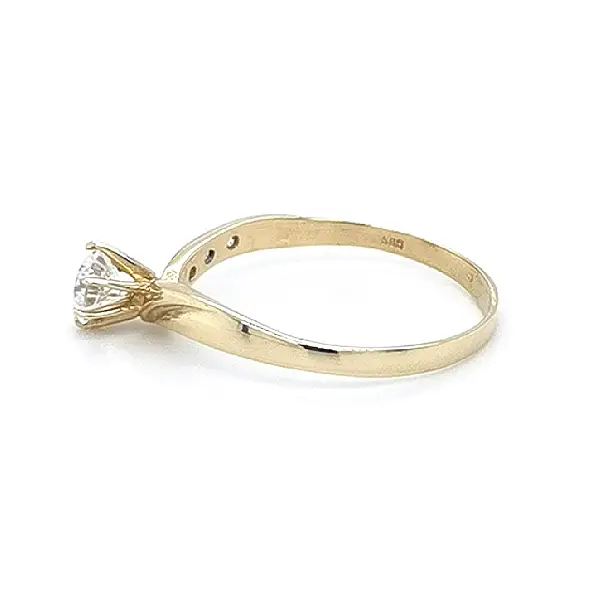 Nhẫn đính hôn với đá zircon được làm từ vàng kết hợp