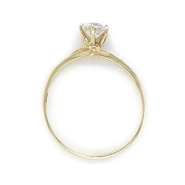 Nhẫn đính hôn với đá zircon được làm từ vàng kết hợp