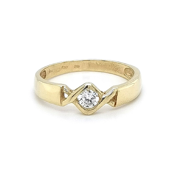 Nhẫn đính hôn bằng vàng với đá zircon