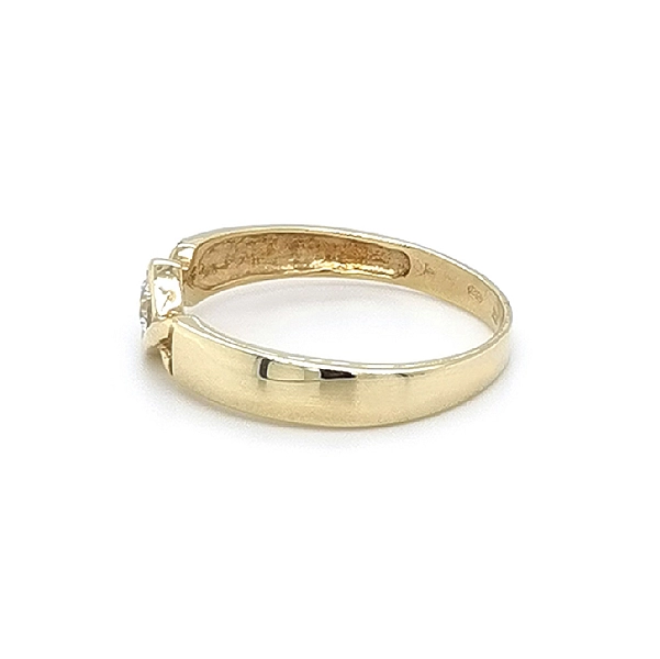 Nhẫn đính hôn bằng vàng với đá zircon
