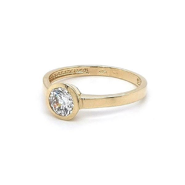 Nhẫn đính hôn bằng vàng với đá zircon