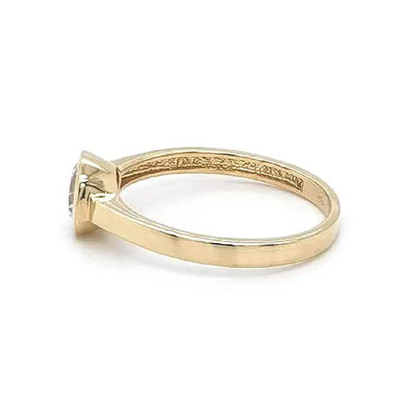 Nhẫn đính hôn bằng vàng với đá zircon