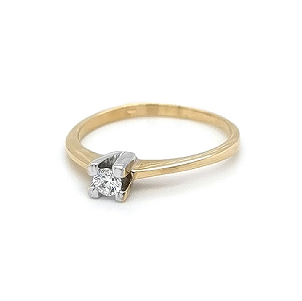 Nhẫn đính hôn với đá zircon làm từ vàng kết hợp