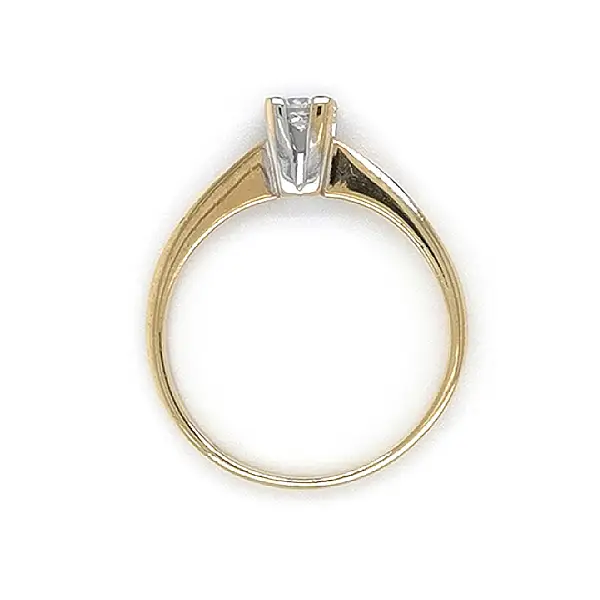 Nhẫn đính hôn với đá zircon làm từ vàng kết hợp