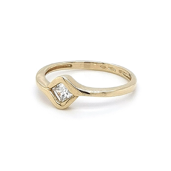 Nhẫn đính hôn bằng vàng với đá zircon