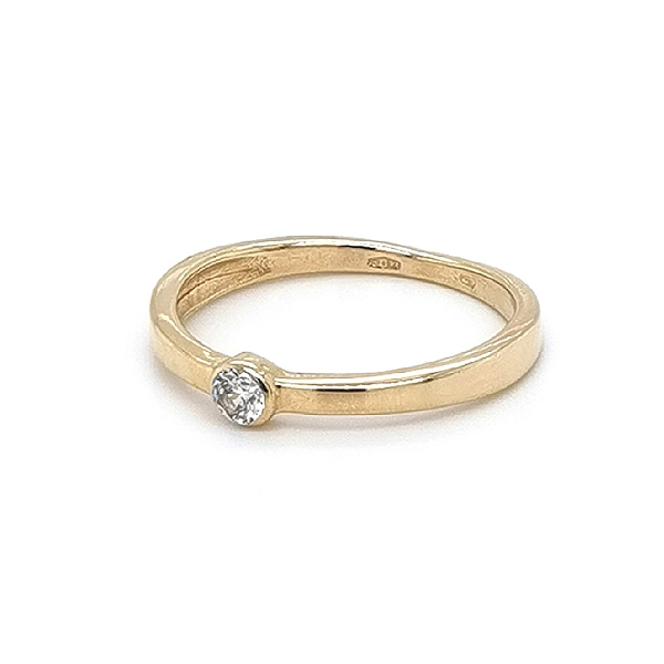 Nhẫn đính hôn bằng vàng với đá zircon