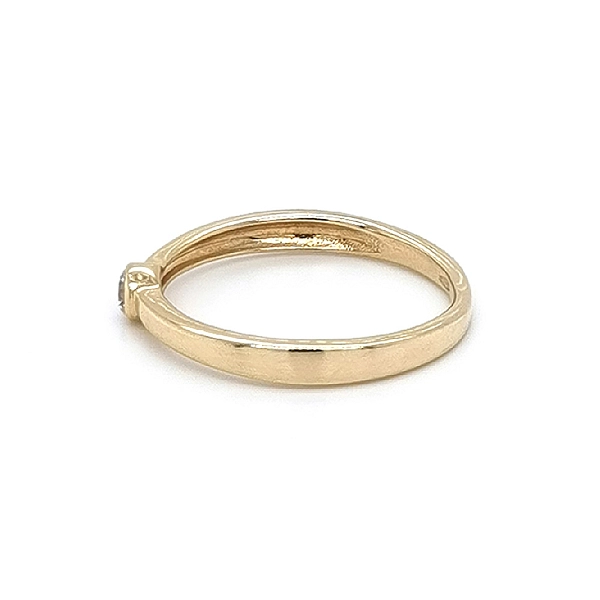 Nhẫn đính hôn bằng vàng với đá zircon
