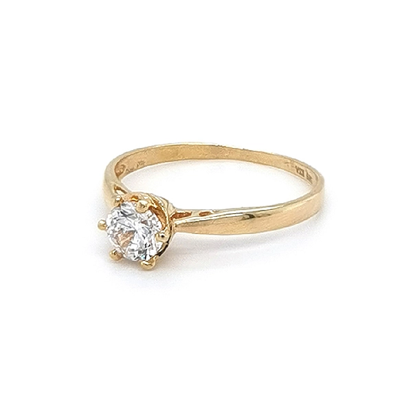 Nhẫn đính hôn bằng vàng với đá zircon