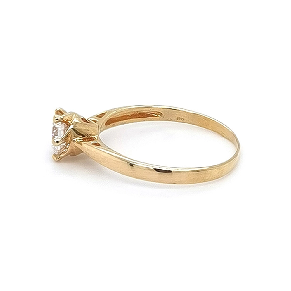 Nhẫn đính hôn bằng vàng với đá zircon
