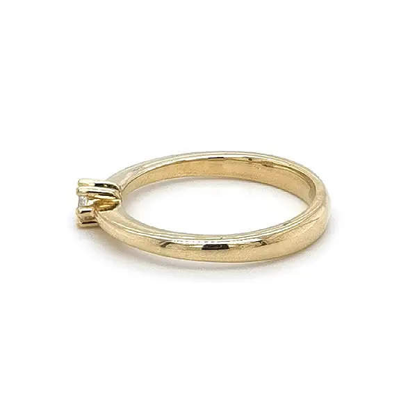 Nhẫn đính hôn bằng vàng với đá zircon