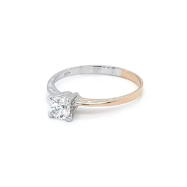 Nhẫn đính hôn với đá zircon làm từ vàng kết hợp