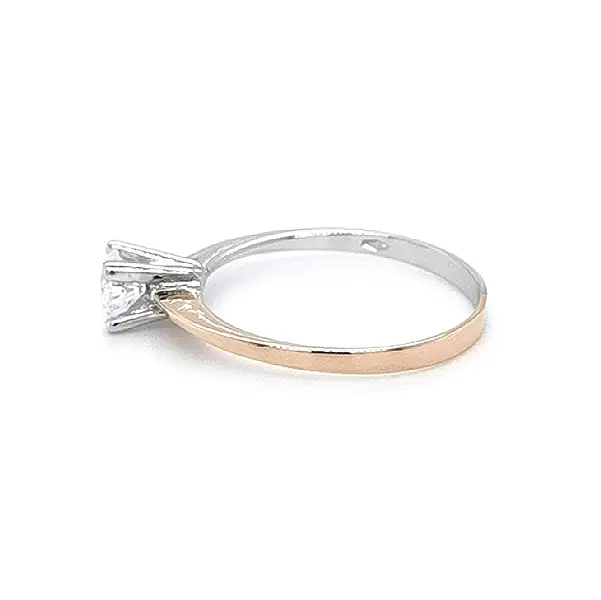 Nhẫn đính hôn với đá zircon làm từ vàng kết hợp