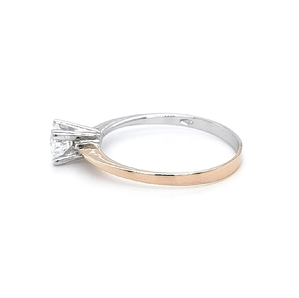 Nhẫn đính hôn với đá zircon làm từ vàng kết hợp