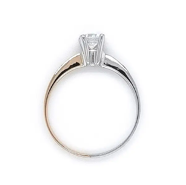 Nhẫn đính hôn với đá zircon làm từ vàng kết hợp