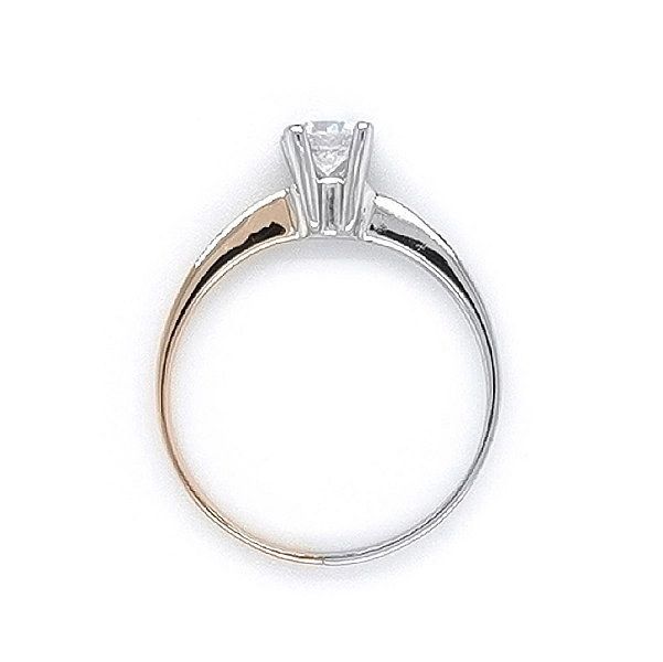 Nhẫn đính hôn với đá zircon làm từ vàng kết hợp