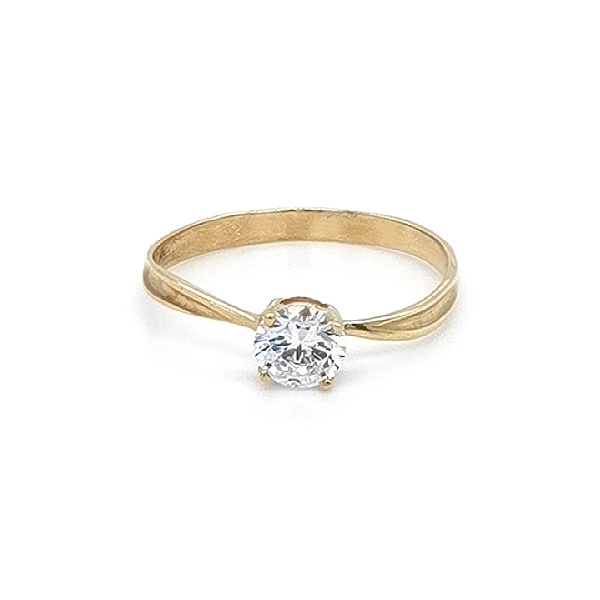 Nhẫn đính hôn bằng vàng với đá zircon