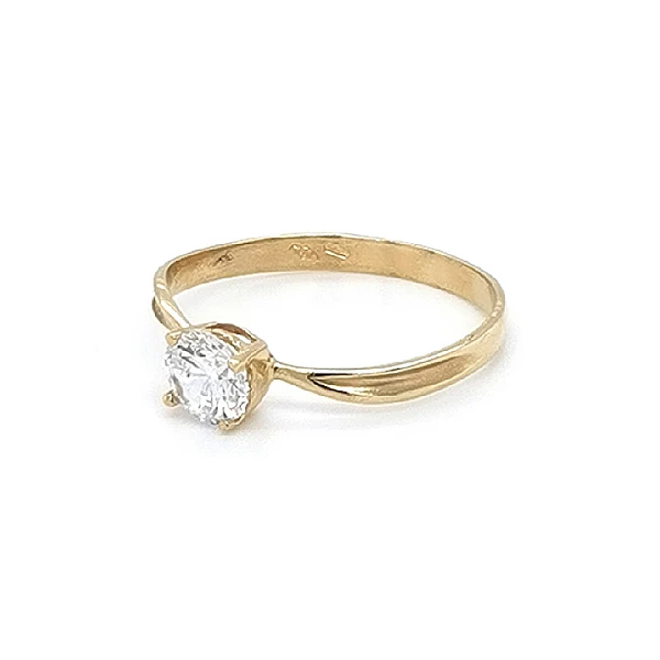 Nhẫn đính hôn bằng vàng với đá zircon