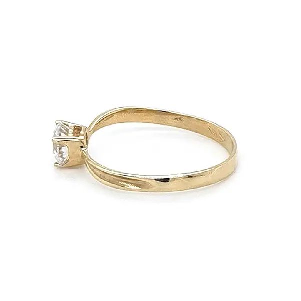 Nhẫn đính hôn bằng vàng với đá zircon