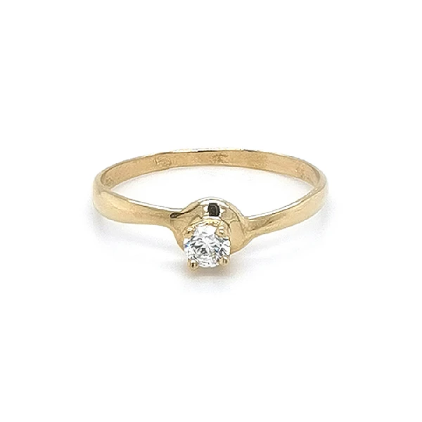 Nhẫn đính hôn bằng vàng với đá zircon