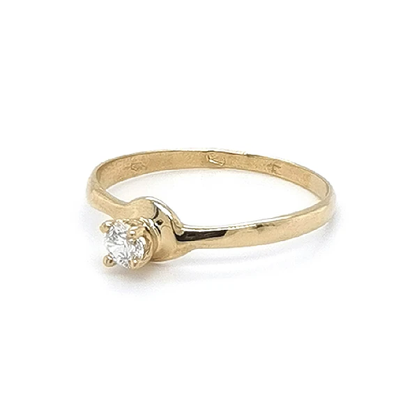 Nhẫn đính hôn bằng vàng với đá zircon
