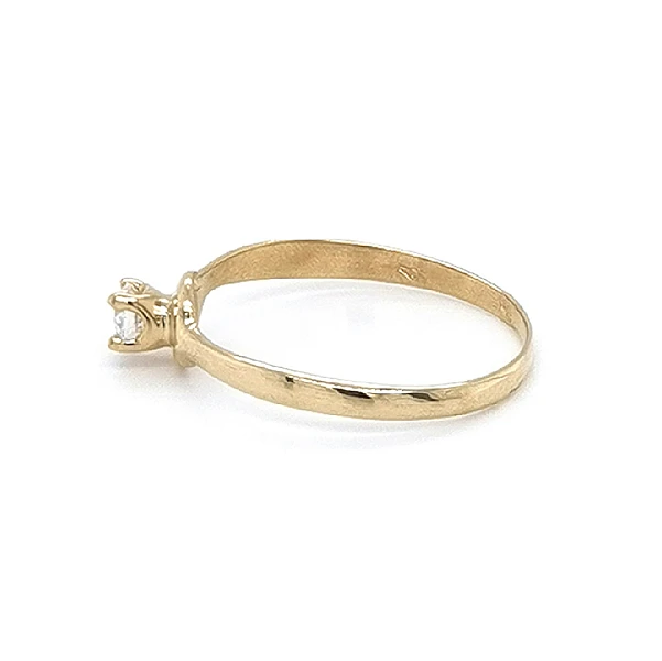 Nhẫn đính hôn bằng vàng với đá zircon