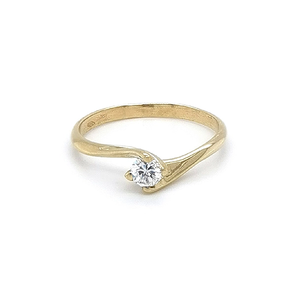 Nhẫn đính hôn bằng vàng với đá zircon