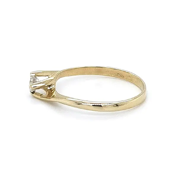 Nhẫn đính hôn bằng vàng với đá zircon