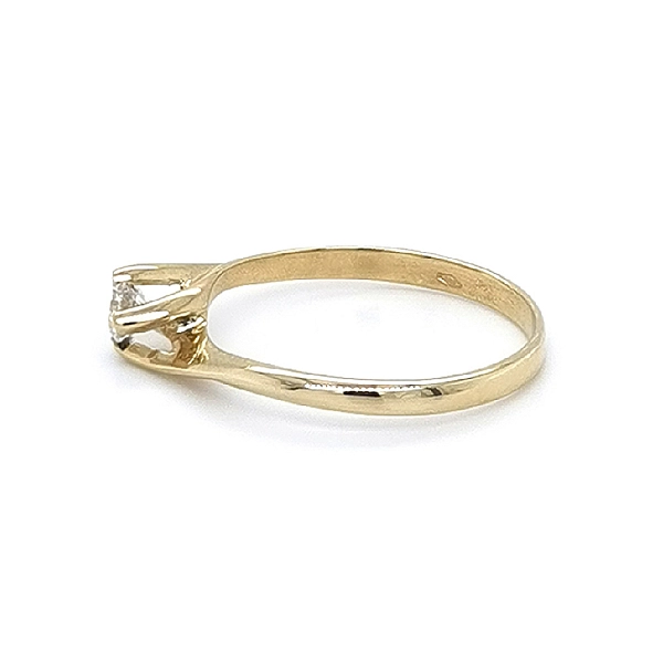 Nhẫn đính hôn bằng vàng với đá zircon
