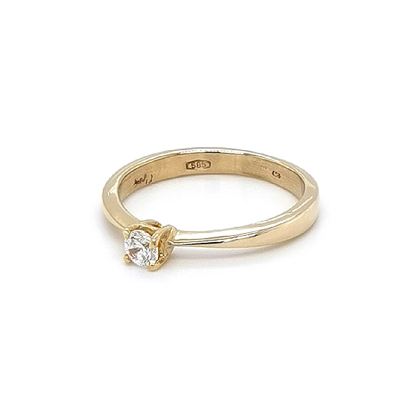 Nhẫn đính hôn bằng vàng với đá zircon