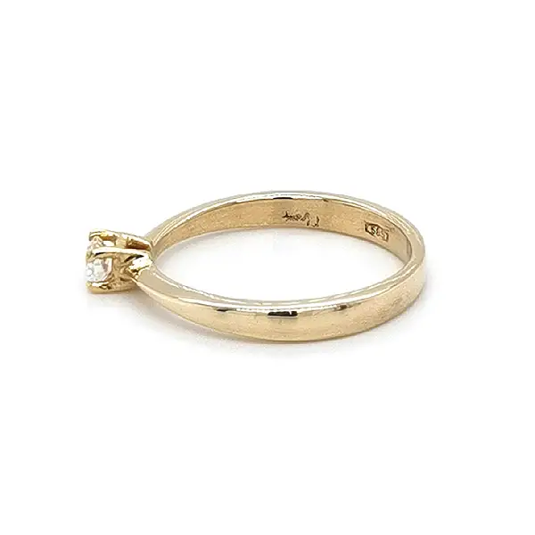 Nhẫn đính hôn bằng vàng với đá zircon