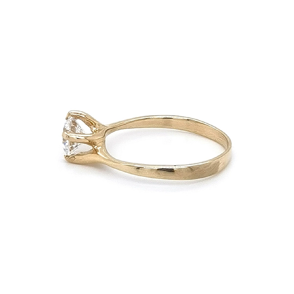 Nhẫn đính hôn bằng vàng với đá zircon