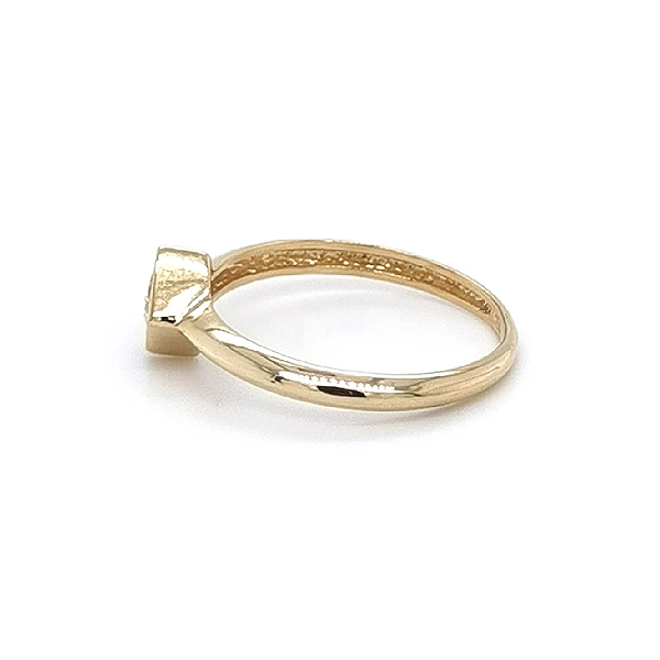 Nhẫn đính hôn bằng vàng với đá zircon
