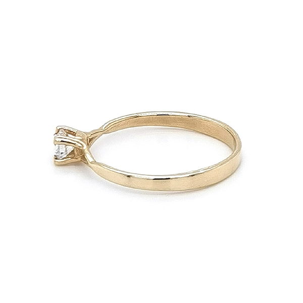 Nhẫn đính hôn bằng vàng với đá zircon