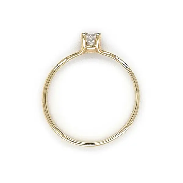 Nhẫn đính hôn bằng vàng với đá zircon