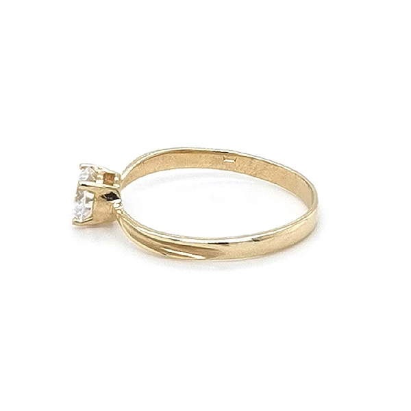 Nhẫn đính hôn bằng vàng với đá zircon