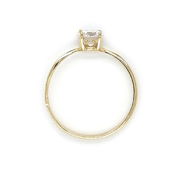 Nhẫn đính hôn bằng vàng với đá zircon