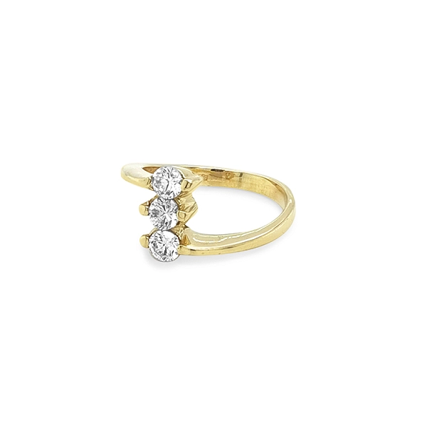 Nhẫn vàng đính đá zircon