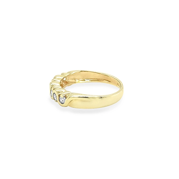 Nhẫn vàng đính đá zircon