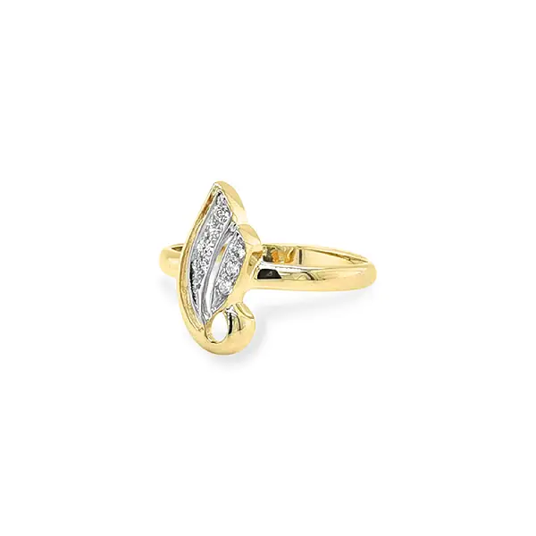 Nhẫn vàng đính đá zircon làm từ vàng kết hợp