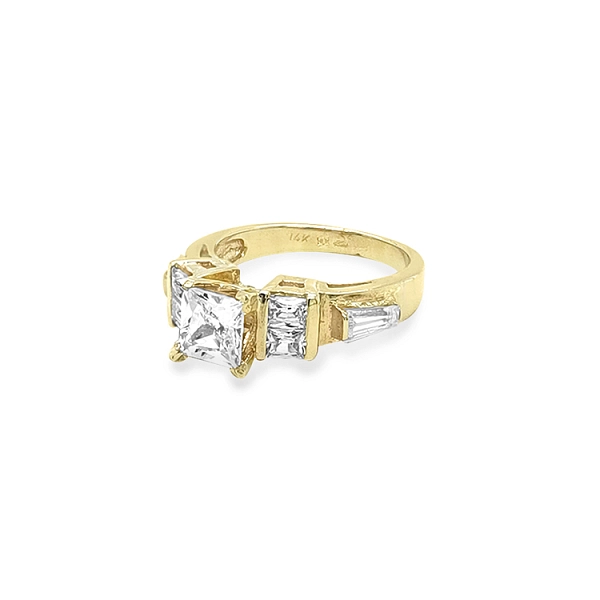 Nhẫn vàng đính đá zircon