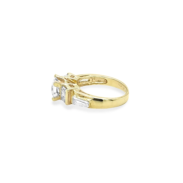 Nhẫn vàng đính đá zircon