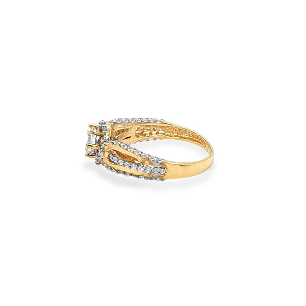 Nhẫn đính hôn bằng vàng với đá zircon