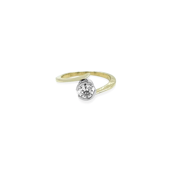 Nhẫn đính hôn bằng vàng có đá cubic zirconia
