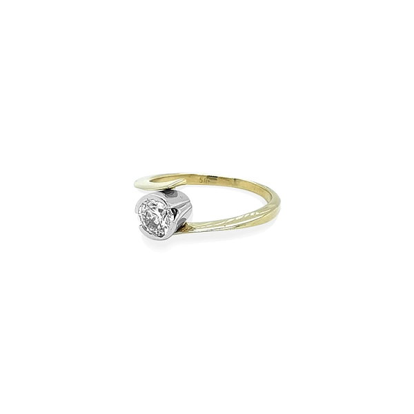 Nhẫn đính hôn bằng vàng có đá cubic zirconia