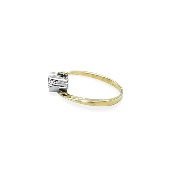 Nhẫn đính hôn bằng vàng có đá cubic zirconia