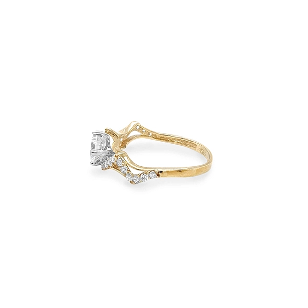 Nhẫn đính hôn bằng vàng với đá zircon
