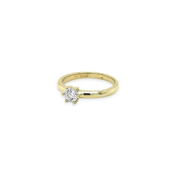 Nhẫn đính hôn bằng vàng có đá cubic zirconia