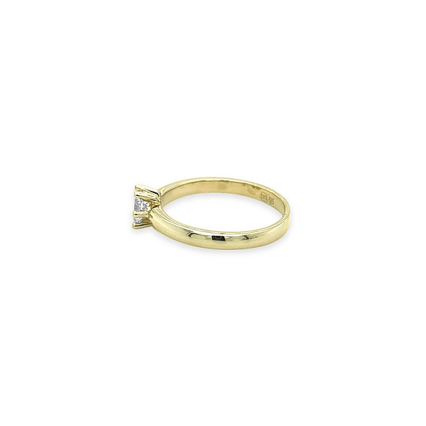 Nhẫn đính hôn bằng vàng có đá cubic zirconia